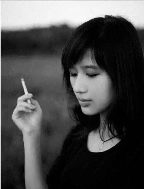 女人吸烟视频,揭示烟圈背后的故事