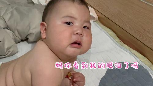 小孩喝奶的视频,温馨亲子时光记录