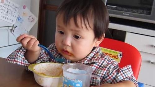 宝贝吃饭的视频,宝贝快乐用餐瞬间回顾