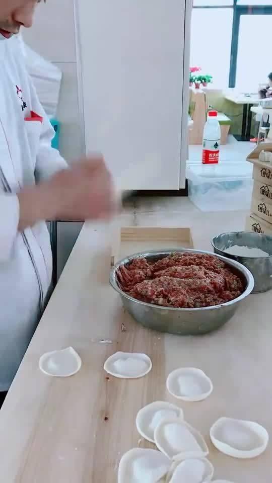 最快的包饺子方法视频,一招学会最快包法