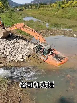 挖掘机挖沟视频,沟渠建设一气呵成