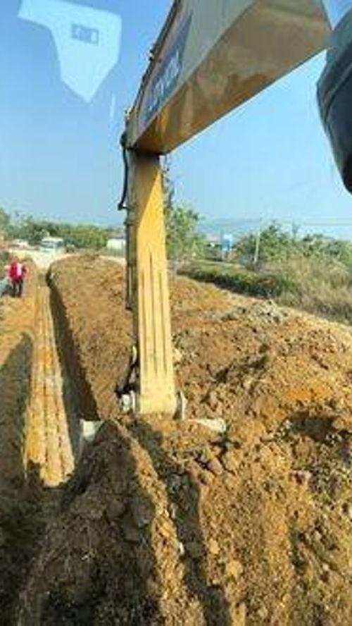 挖掘机挖沟视频,沟渠建设一气呵成