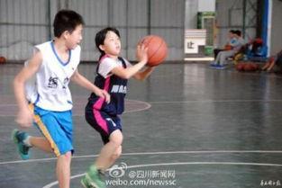 小学生打篮球视频,小学生篮球技能展示